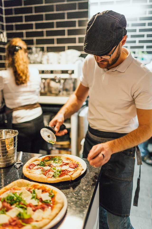 Pizzaiolo en train de travailler grâce à la fibre optique Cyanet